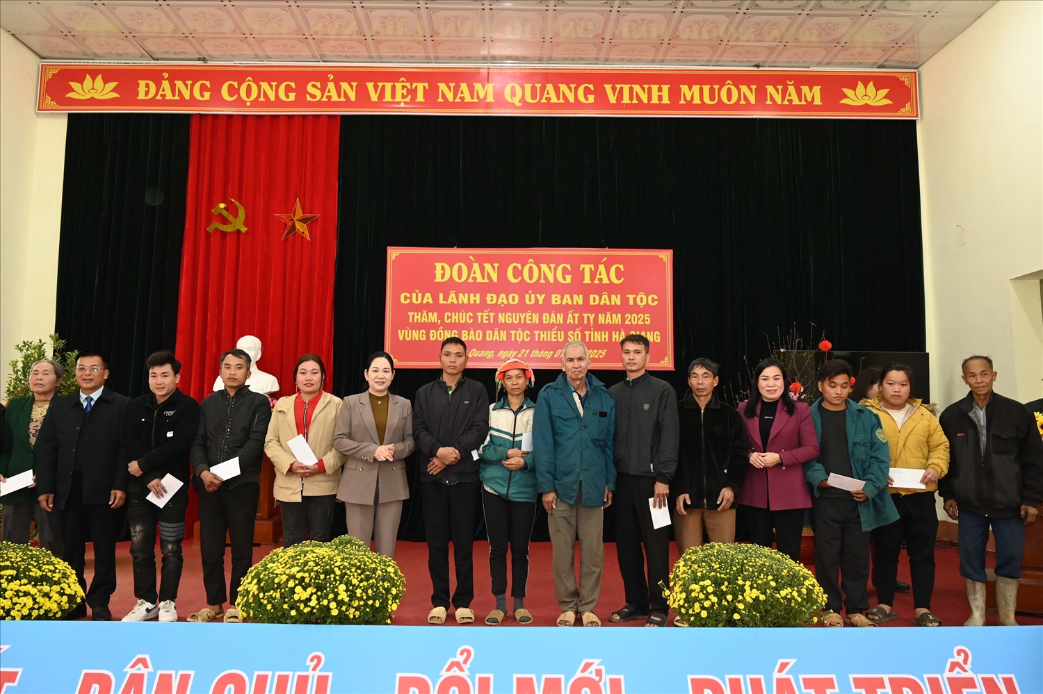 Thứ trưởng, Phó Chủ nhiệm UBDT Nông Thị Hà; Trưởng Ban Dân tộc tỉnh Hà Giang Chu Thị Ngọc Diệp; Phó Bí thư Thường trực Huyện ủy Bắc Quang Lương Tiến Dũng tặng quà Tết cho các gia đình hộ nghèo người DTTS tại huyện Bắc Quang Thứ trưởng, Phó Chủ nhiệm UBDT Nông Thị Hà; Trưởng Ban Dân tộc tỉnh Hà Giang Chu Thị Ngọc Diệp; Phó Bí thư Thường trực Huyện ủy Bắc Quang Lương Tiến Dũng tặng quà Tết cho các gia đình hộ nghèo người DTTS tại huyện Bắc Quang