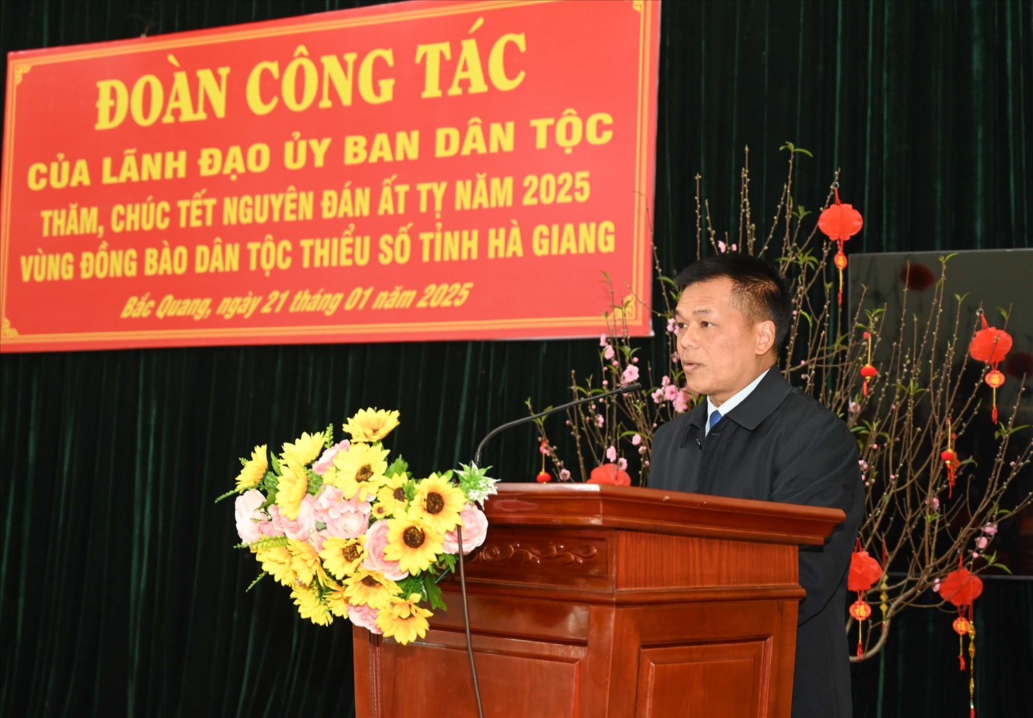 Phó Bí thư Thường trực Huyện ủy Bắc Quang Lương Tiến Dũng phát biểu cảm ơn những tình cảm của Đoàn công tác đã dành cho cán bộ và nhân dân địa phương Phó Bí thư Thường trực Huyện ủy Bắc Quang Lương Tiến Dũng phát biểu cảm ơn những tình cảm của Đoàn công tác đã dành cho cán bộ và nhân dân địa phương