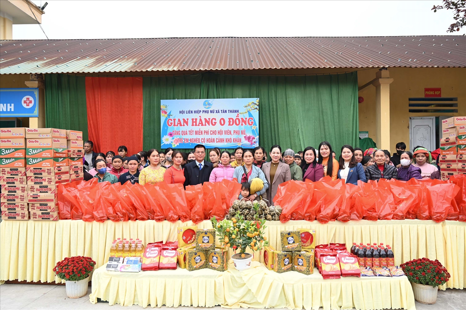 Thứ trưởng, Phó Chủ nhiệm UBDT Nông Thị Hà; Trưởng Ban Dân tộc tỉnh Hà Giang Chu Thị Ngọc Diệp; Phó Bí thư Thường trực Huyện ủy Bắc Quang Lương Tiến Dũng tham quan Gian hàng 0 đồng và chụp ảnh lưu niệm cùng cán bộ, hội viên Hội Liên hiệp Phụ nữ xã Tân Thành Thứ trưởng, Phó Chủ nhiệm UBDT Nông Thị Hà; Trưởng Ban Dân tộc tỉnh Hà Giang Chu Thị Ngọc Diệp; Phó Bí thư Thường trực Huyện ủy Bắc Quang Lương Tiến Dũng tham quan Gian hàng 0 đồng và chụp ảnh lưu niệm cùng cán bộ, hội viên Hội Liên hiệp Phụ nữ xã Tân Thành
