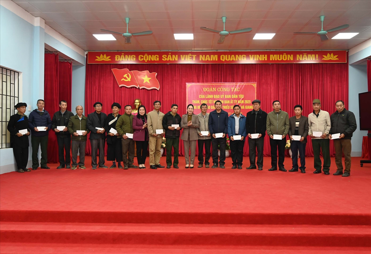 Thứ trưởng, Phó Chủ nhiệm UBDT Nông Thị Hà; Trưởng Ban Dân tộc tỉnh Hà Giang Chu Thị Ngọc Diệp tặng quà cho Người có uy tín các xã Xín Chải, Ngọc Linh, Thuận Hòa huyện Vị Xuyên Thứ trưởng, Phó Chủ nhiệm UBDT Nông Thị Hà; Trưởng Ban Dân tộc tỉnh Hà Giang Chu Thị Ngọc Diệp tặng quà cho Người có uy tín các xã Xín Chải, Ngọc Linh, Thuận Hòa huyện Vị Xuyên