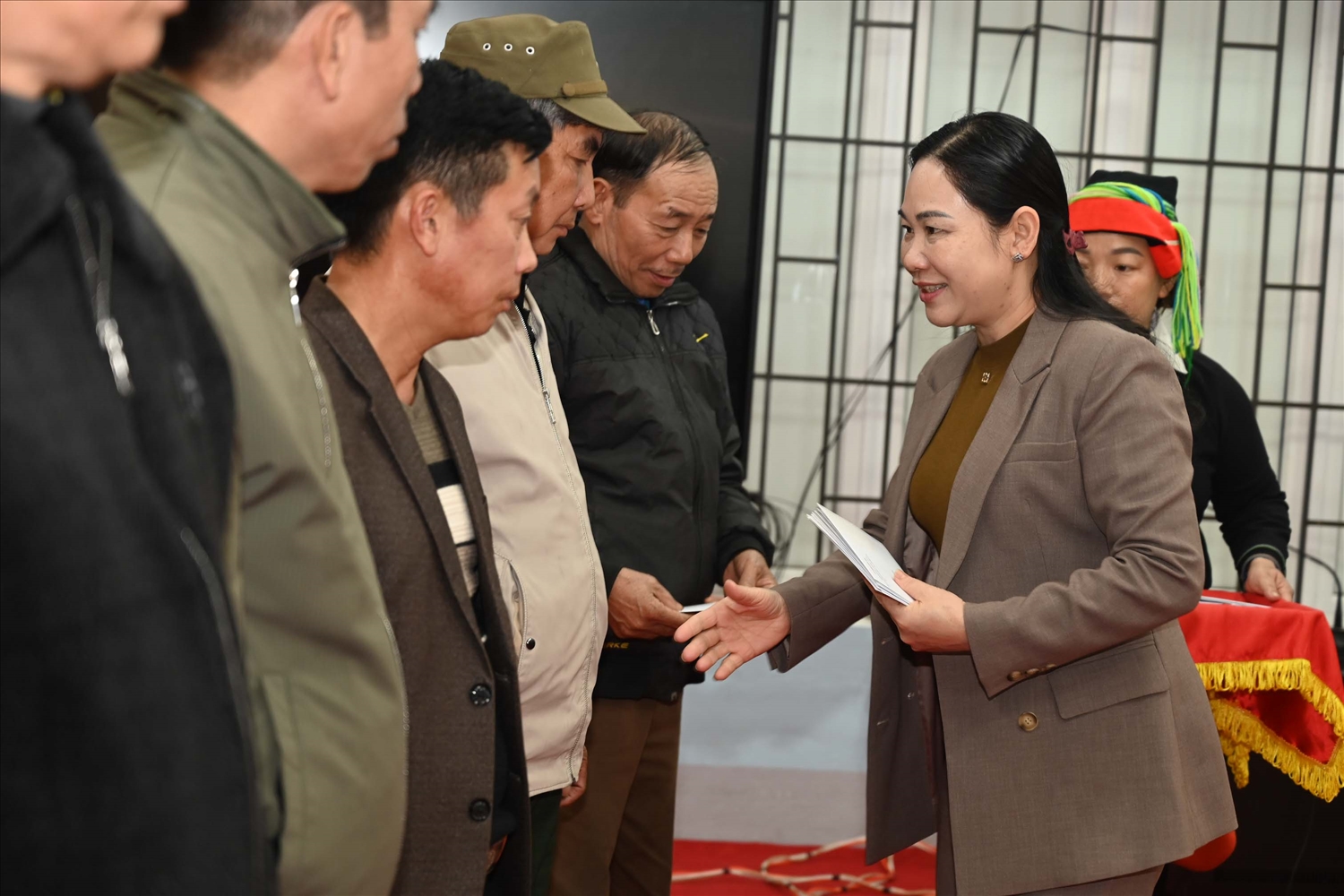 Thứ trưởng, Phó Chủ nhiệm Nông Thị Hà tin tưởng đội ngũ Người có uy tín sẽ tiếp tục nỗ lực, phát huy vai trò tiên phong, gương mẫu trong việc tuyên truyền, vận động Nhân dân xây dựng khối đại đoàn kết dân tộc; thực hiện tốt các chủ trương, đường lối của Đảng, chính sách, pháp luật của Nhà nước Thứ trưởng, Phó Chủ nhiệm Nông Thị Hà tin tưởng đội ngũ Người có uy tín sẽ tiếp tục nỗ lực, phát huy vai trò tiên phong, gương mẫu trong việc tuyên truyền, vận động Nhân dân xây dựng khối đại đoàn kết dân tộc; thực hiện tốt các chủ trương, đường lối của Đảng, chính sách, pháp luật của Nhà nước