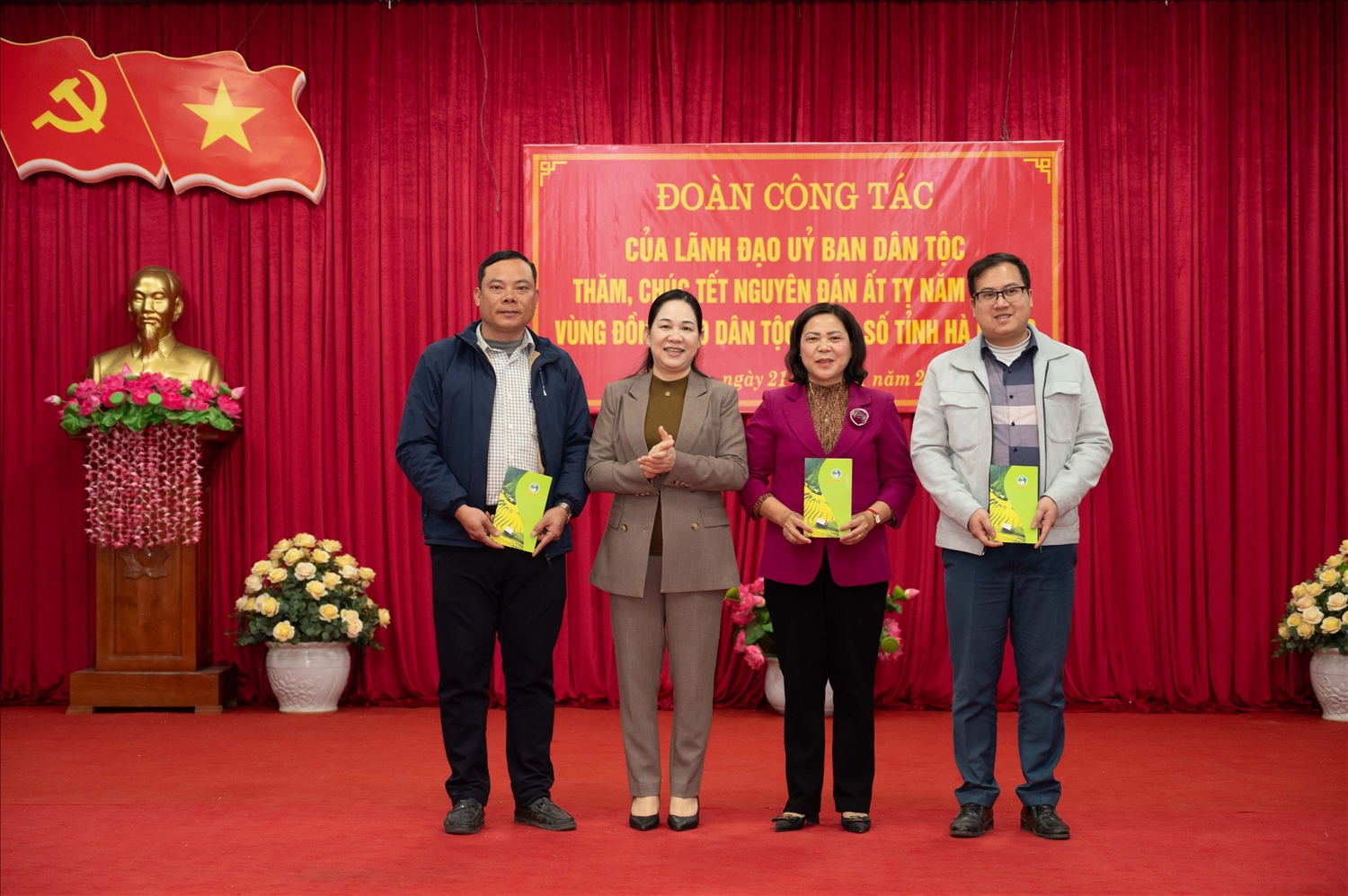 Thứ trưởng, Phó Chủ nhiệm UBDT Nông Thị Hà tặng quà cho tập thể các xã Xín Chải, Ngọc Linh, Thuận Hòa huyện Vị Xuyên Thứ trưởng, Phó Chủ nhiệm UBDT Nông Thị Hà tặng quà cho tập thể các xã Xín Chải, Ngọc Linh, Thuận Hòa huyện Vị Xuyên