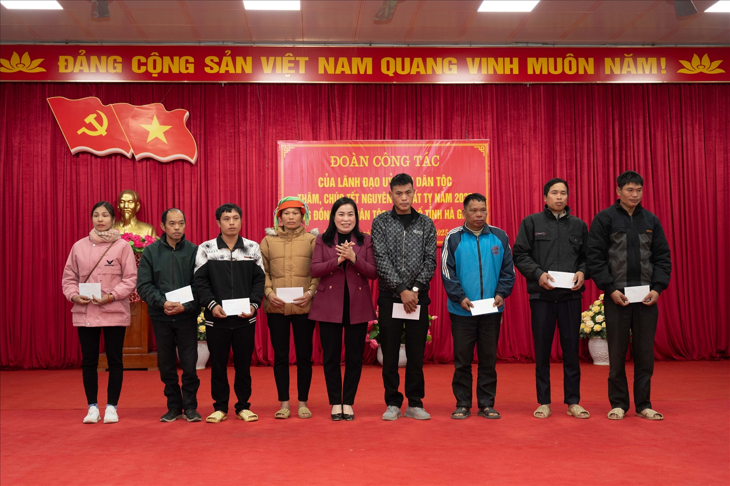 Trưởng Ban Dân tộc tỉnh Hà Giang Chu Thị Ngọc Diệp tặng quà cho các gia đình hộ nghèo người DTTS các xã Xín Chải, Ngọc Linh, Thuận Hòa huyện Vị Xuyên Trưởng Ban Dân tộc tỉnh Hà Giang Chu Thị Ngọc Diệp tặng quà cho các gia đình hộ nghèo người DTTS các xã Xín Chải, Ngọc Linh, Thuận Hòa huyện Vị Xuyên