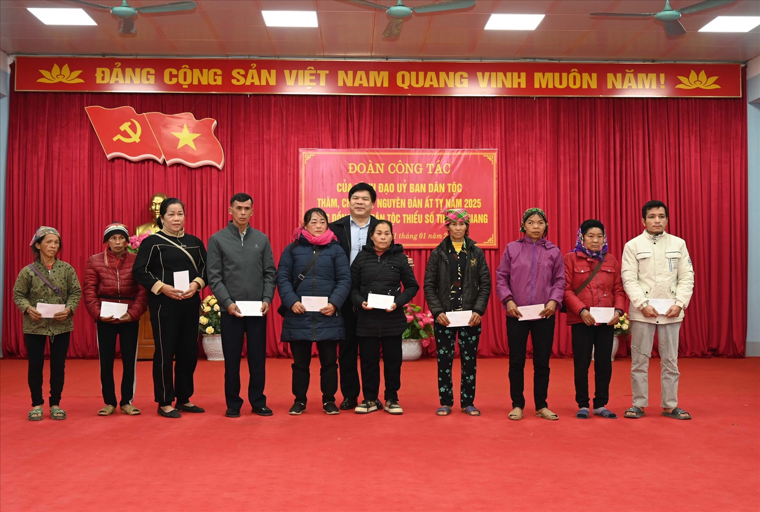Phó Vụ trưởng Vụ Tuyên truyền UBDT Đinh Xuân Thắng tặng quà cho các gia đình hộ nghèo người DTTS các xã Xín Chải, Ngọc Linh, Thuận Hòa huyện Vị Xuyên Phó Vụ trưởng Vụ Tuyên truyền UBDT Đinh Xuân Thắng tặng quà cho các gia đình hộ nghèo người DTTS các xã Xín Chải, Ngọc Linh, Thuận Hòa huyện Vị Xuyên