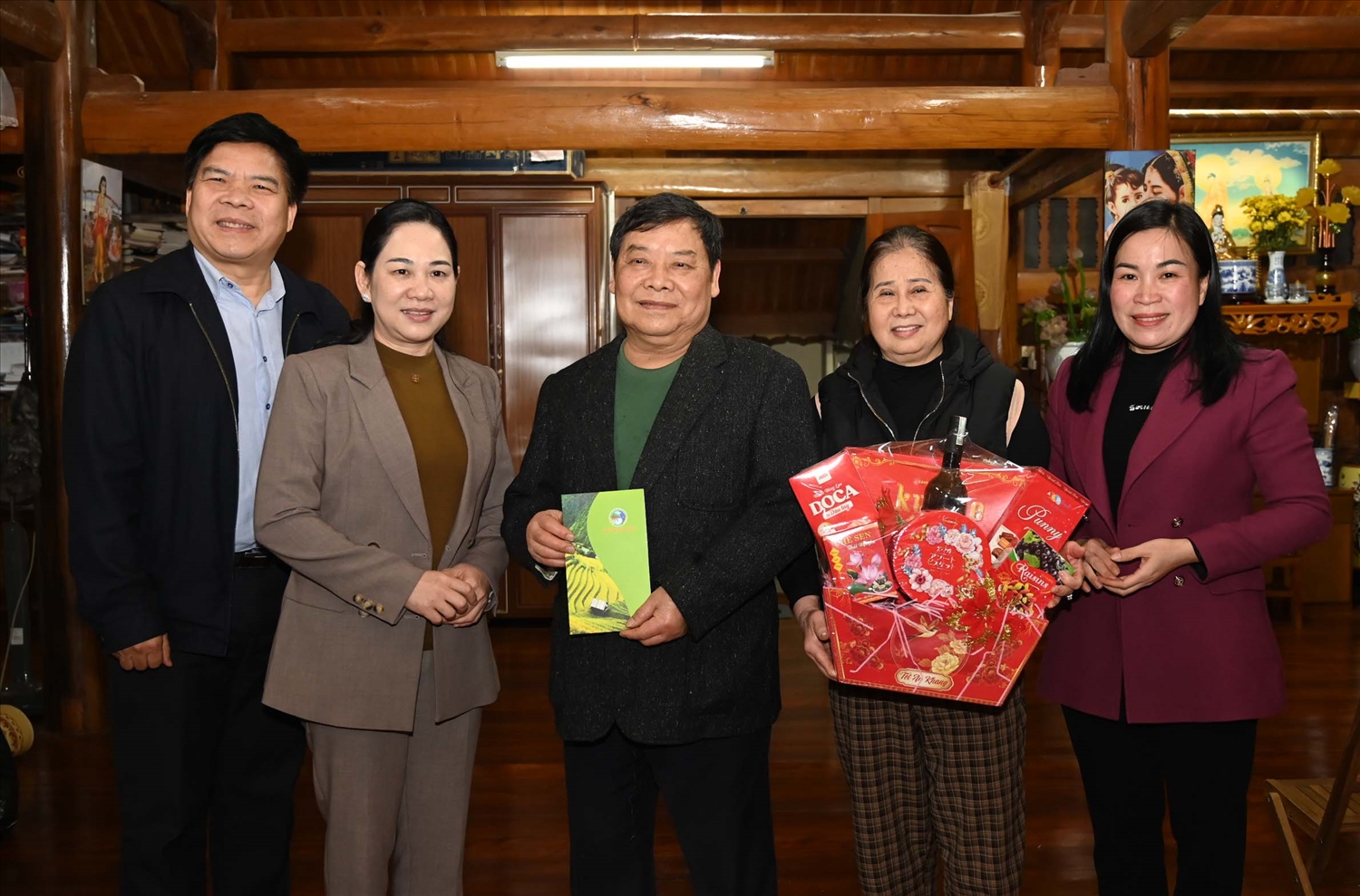 Thứ trưởng, Phó Chủ nhiệm Nông Thị Hà và Đoàn công tác của UBDT thăm hỏi, tặng quà, chúc Tết Thiếu tướng Nguyễn Bình Vận, Nguyên Giám đốc Công an tỉnh Hà Giang Thứ trưởng, Phó Chủ nhiệm Nông Thị Hà và Đoàn công tác của UBDT thăm hỏi, tặng quà, chúc Tết Thiếu tướng Nguyễn Bình Vận, Nguyên Giám đốc Công an tỉnh Hà Giang