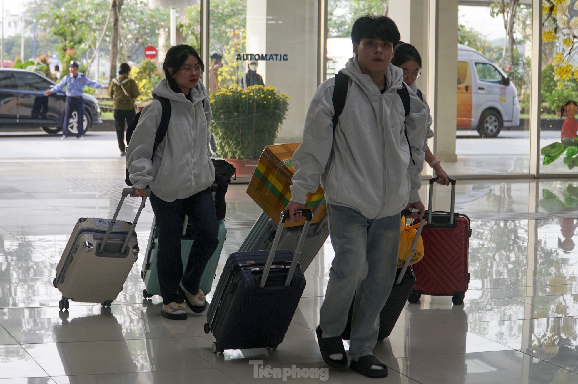 Nườm nượp người lỉnh kỉnh đồ đạc đi metro TPHCM ra bến xe về quê ăn Tết ảnh 9
