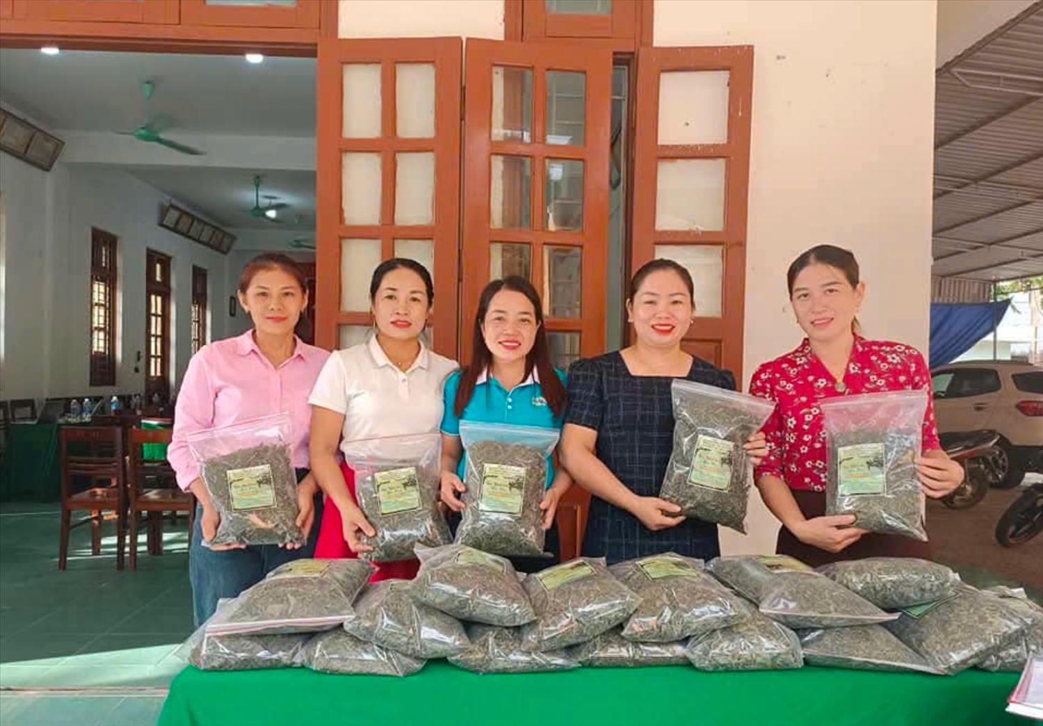 Người dân xã Yên Hòa vui mừng đón sản phẩm OCOP đầu tiên của địa phương - ảnh HT Người dân xã Yên Hòa vui mừng đón sản phẩm OCOP đầu tiên của địa phương - ảnh HT