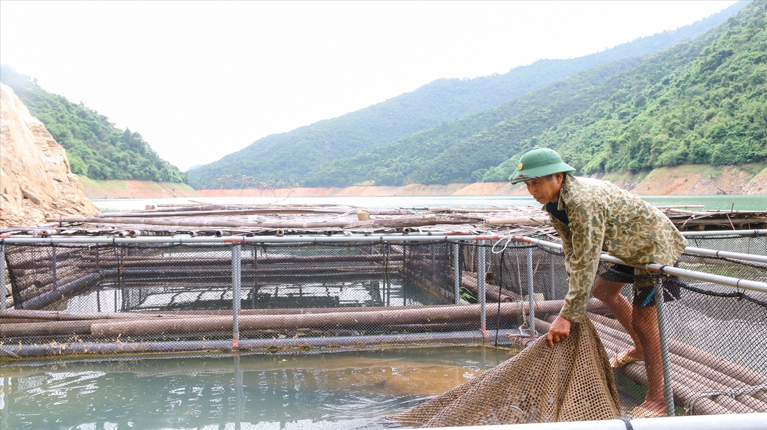 Nuôi cá lồng trên lòng hồ thủy điện bản Vẽ - anh Đình Tuân Mô hình nuôi cá lồng trên lòng hồ thủy điện bản Vẽ (Ảnh: Đình Tuân)