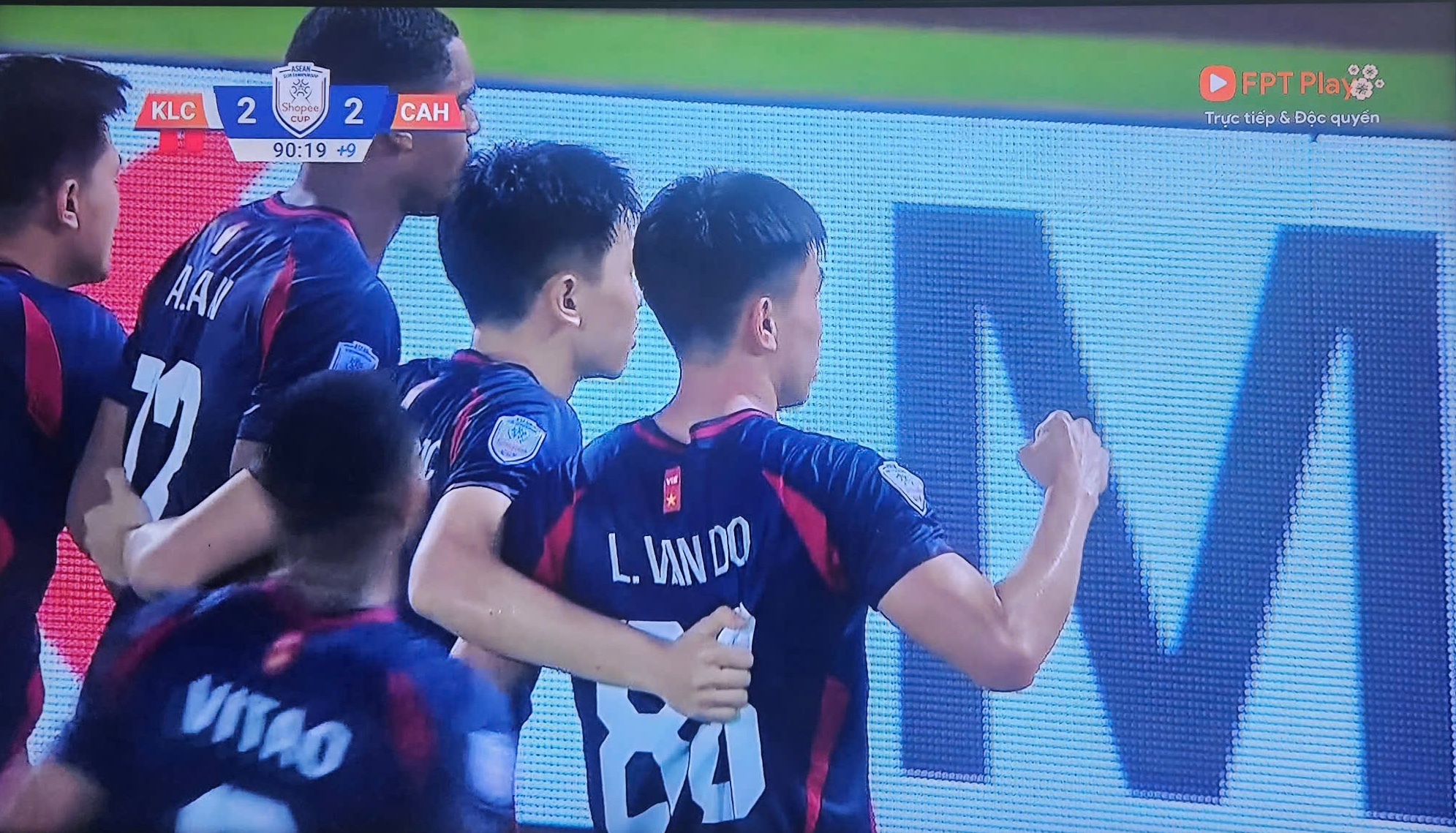 Văn Đô ghi bàn ấn định chiến thắng 3-2 cho CLB CAHN Văn Đô ghi bàn ấn định chiến thắng 3-2 cho CLB CAHN