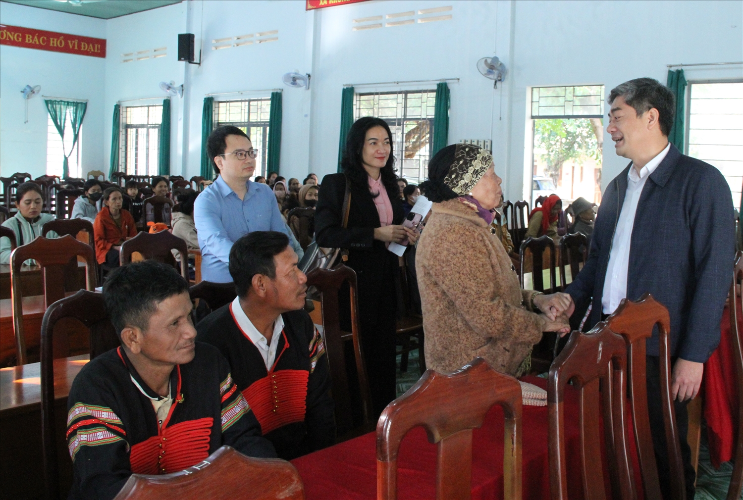 Thứ trưởng, Phó Chủ nhiệm Ủy ban Dân tộc Y Vinh Tơr thăm hỏi các đại biểu Người có uy tín xã Krông Na Thứ trưởng, Phó Chủ nhiệm Ủy ban Dân tộc Y Vinh Tơr thăm hỏi các đại biểu Người có uy tín xã Krông Na