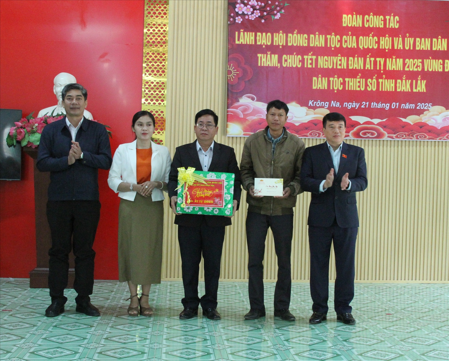 Đoàn công tác tặng quà Đảng, ủy, UBND xã Krông Na Đoàn công tác tặng quà Đảng, ủy, UBND xã Krông Na