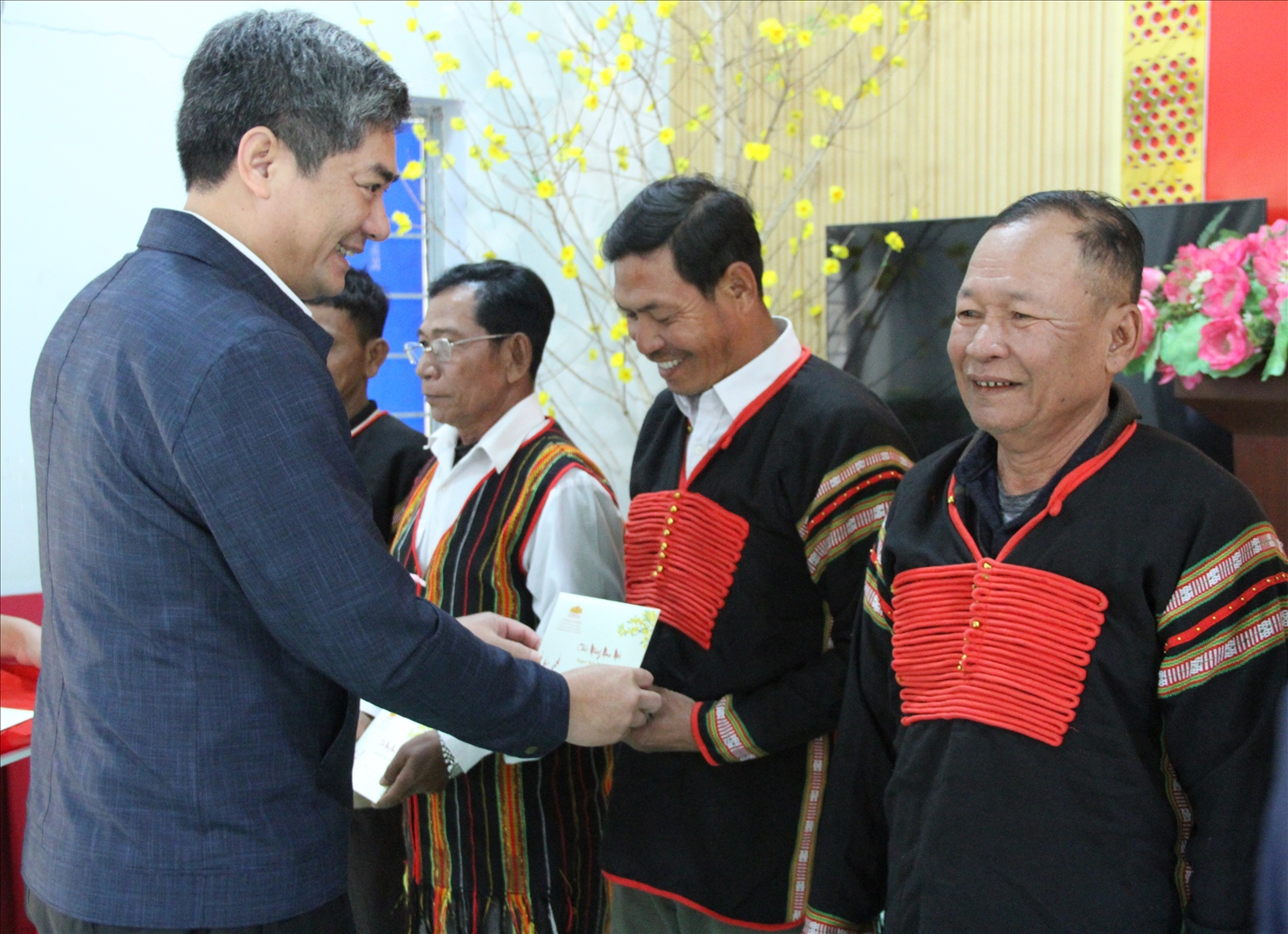 Thứ trưởng, Phó Chủ nhiệm Ủy ban Dân tộc Y Vinh Tơr tặng quà Người có uy tín Thứ trưởng, Phó Chủ nhiệm Ủy ban Dân tộc Y Vinh Tơr tặng quà Người có uy tín