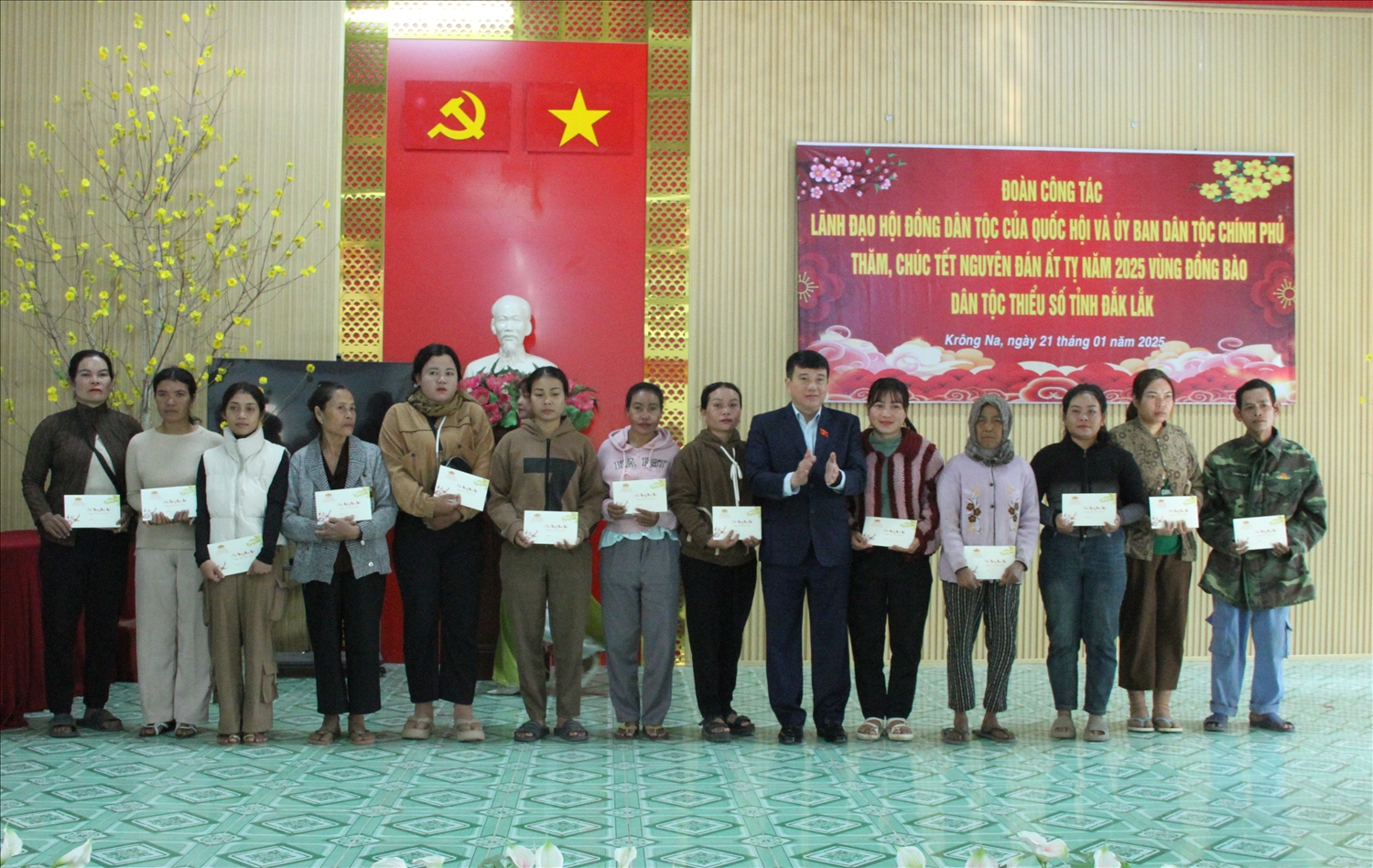 Chủ tịch Hội đồng dân tộc của Quốc hội Y Thanh Hà Niê Kdăm tặng quà hộ gia đình có hoàn cảnh khó khăn Chủ tịch Hội đồng dân tộc của Quốc hội Y Thanh Hà Niê Kdăm tặng quà hộ gia đình có hoàn cảnh khó khăn