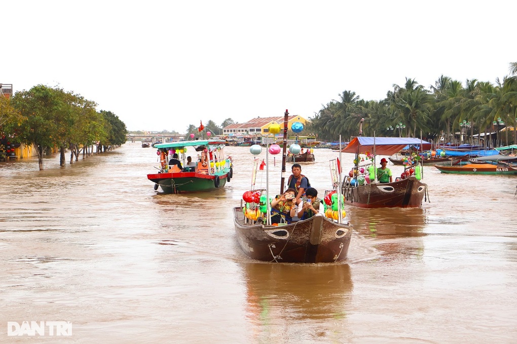 Du khách trải nghiệm đi xích lô, ngồi thuyền ngắm phố cổ Hội An mùa lụt - 1 Du khách trải nghiệm đi xích lô, ngồi thuyền ngắm phố cổ Hội An mùa lụt - 1
