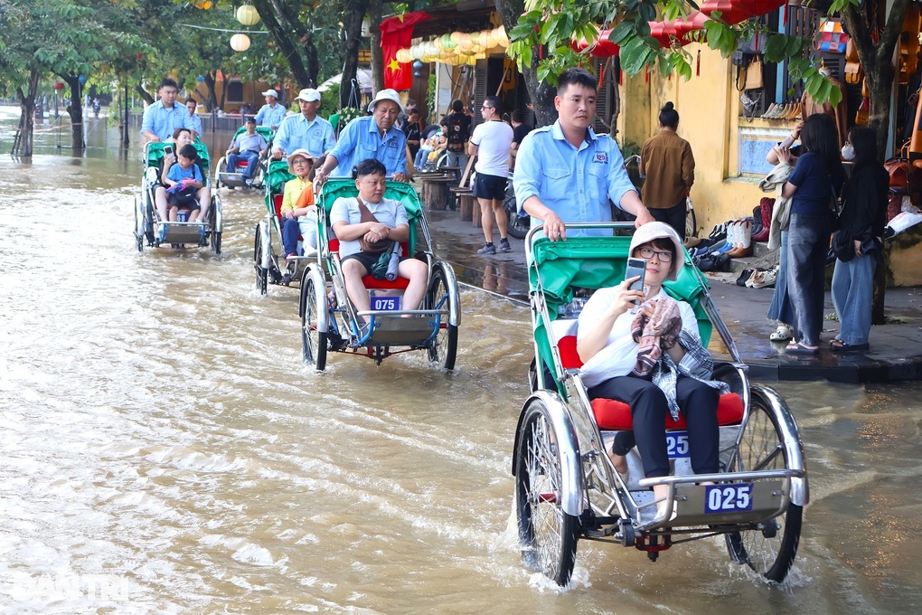 Du khách trải nghiệm đi xích lô, ngồi thuyền ngắm phố cổ Hội An mùa lụt - 3 Du khách trải nghiệm đi xích lô, ngồi thuyền ngắm phố cổ Hội An mùa lụt - 3