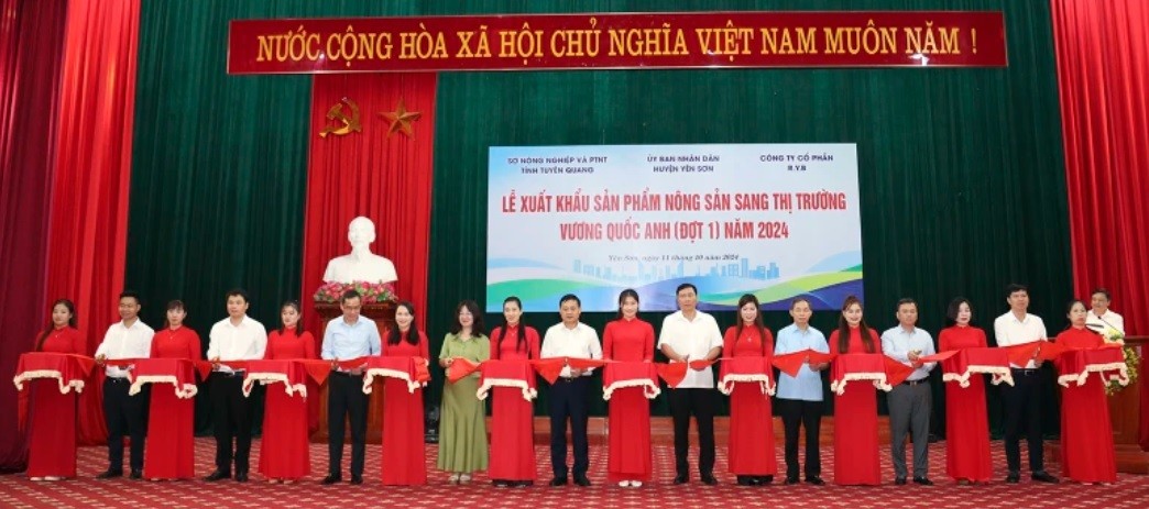 Các đại biểu cắt băng xuất khẩu sản phẩm nông sản sang Vương Quốc Anh đợt 1 năm 2024. 7-6087.jpg