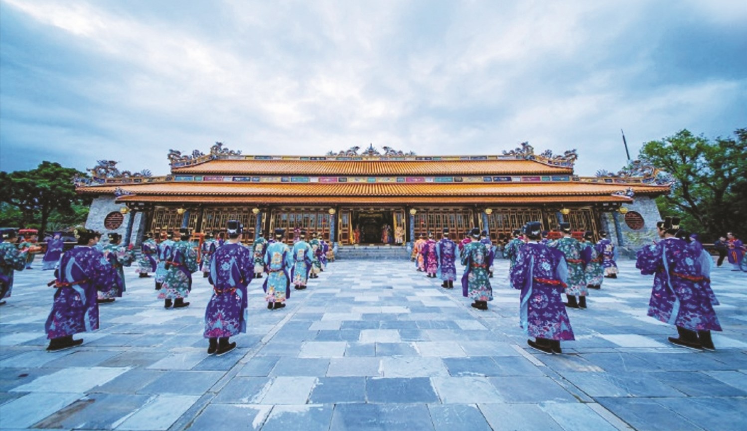 Trung tâm Bảo tồn Di tích Cố đô Huế phục dựng lại buổi thiết triều tại điện Thái Hòa sau khi trùng tu. Trung tâm Bảo tồn Di tích Cố đô Huế phục dựng lại buổi thiết triều tại điện Thái Hòa sau khi trùng tu.