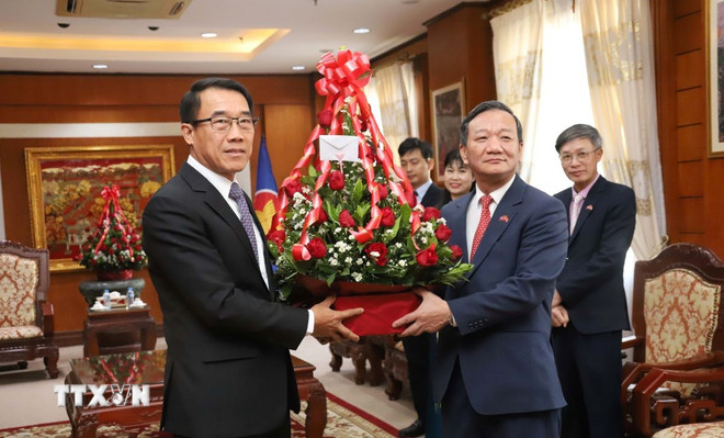 Quyền Trưởng ban Đối ngoại Trung ương Lào Bounlua Phandanouvong tặng hoa chúc mừng 95 năm ngày thành lập Đảng Cộng sản Việt Nam và Tết cổ truyền Ất tỵ 2025. (Ảnh: Xuân Tú/TTXVN) ttxvn-viet-nam-lao2-2301.jpg