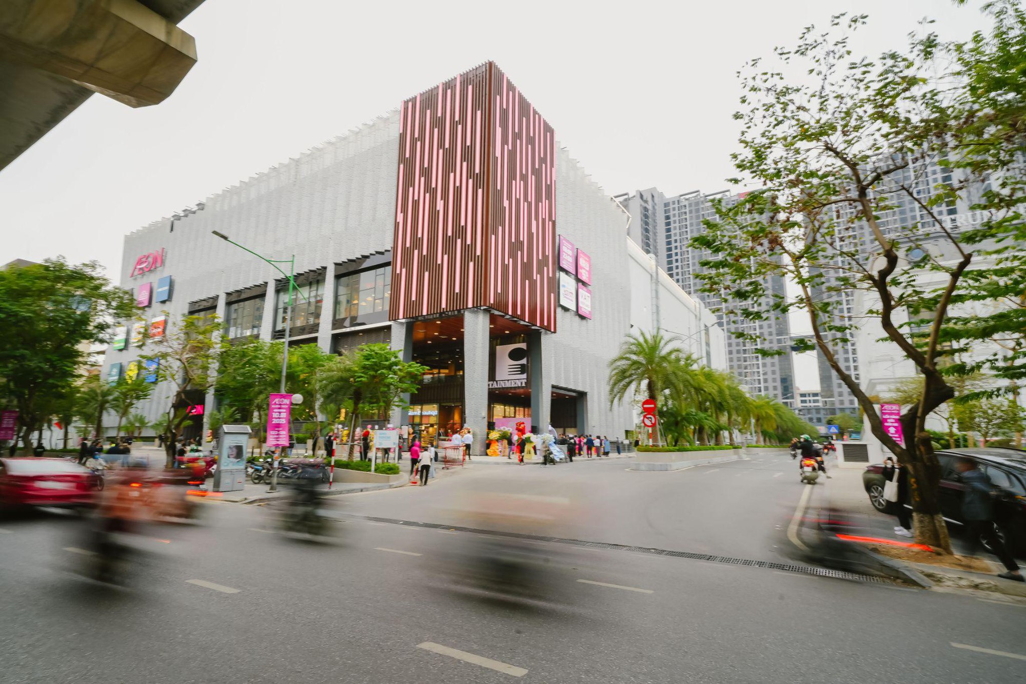 AEON Xuân Thủy được lòng các gia đình trẻ- Ảnh 1. AEON Xuân Thủy được lòng các gia đình trẻ- Ảnh 1.