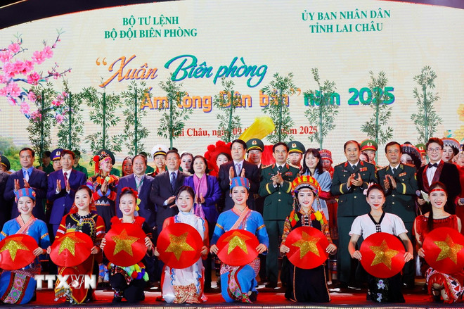 Chủ tịch nước Lương Cường với các đại biểu dự Chương trình Giao lưu nghệ thuật “Xuân Biên phòng ấm lòng dân bản” năm 2025. (Ảnh: Lâm Khánh/TTXVN) ttxvn-luong-cuong-xuan-bien-gioi-10.jpg
