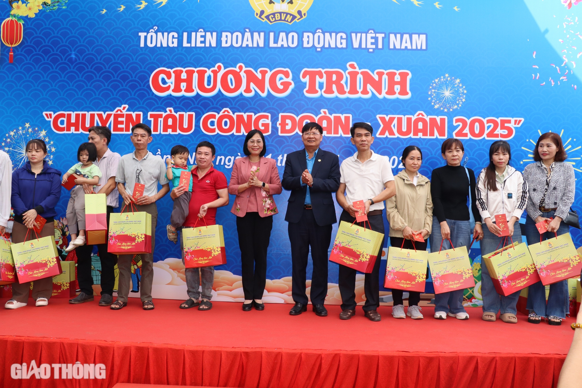 Ấm áp chuyến tàu công đoàn đưa công nhân về quê đón Tết- Ảnh 1. Ấm áp chuyến tàu công đoàn đưa công nhân về quê đón Tết- Ảnh 1.