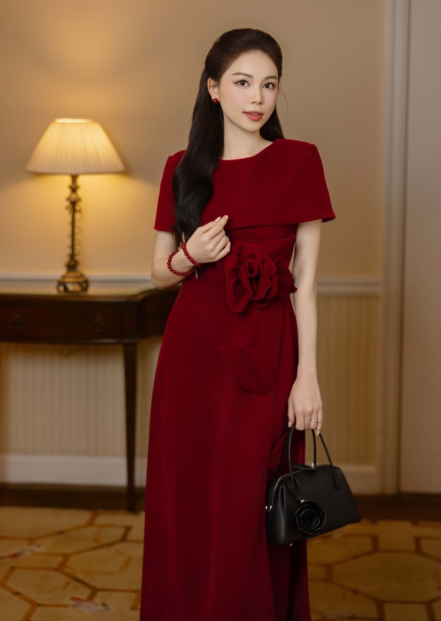 Áo dài nhung hoa, áo dài ren là điểm nhấn cho phong cách mùa tết- Ảnh 1. Áo dài nhung hoa, áo dài ren là điểm nhấn cho phong cách mùa tết- Ảnh 1.