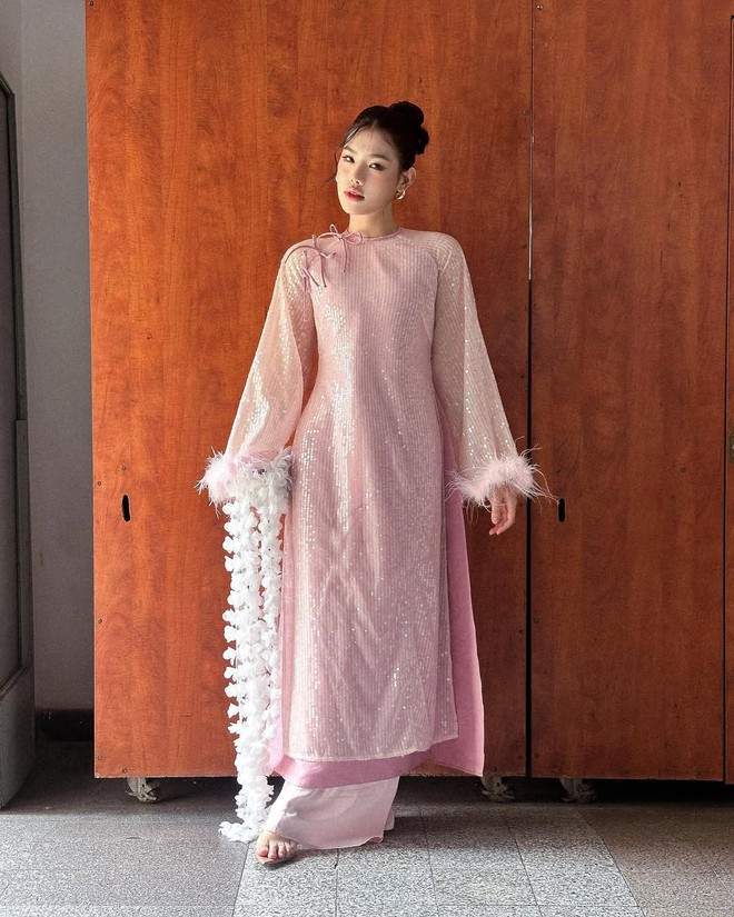 Áo dài sequins lấp lánh, lựa chọn hoàn hảo để nàng đón chào năm mới- Ảnh 1. Áo dài sequins lấp lánh, lựa chọn hoàn hảo để nàng đón chào năm mới- Ảnh 1.