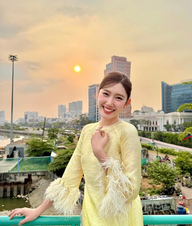 Áo dài trơn lên ngôi, đẹp mê ly khi nàng xuống phố- Ảnh 1. Áo dài trơn lên ngôi, đẹp mê ly khi nàng xuống phố- Ảnh 1.