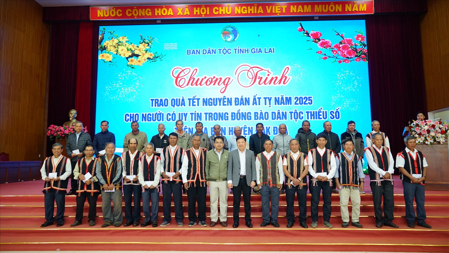 Ban Dân tộc tỉnh Gia Lai cùng lãnh đạo UBND huyện Đak Đoa trao quà Tết cho Người có uy tín trên địa bàn huyện Đak Đoa Lãnh đạo Ban Dân tộc tỉnh Gia Lai, UBND huyện Đak Đoa trao quà Tết cho Người có uy tín trên địa bàn huyện Đak Đoa