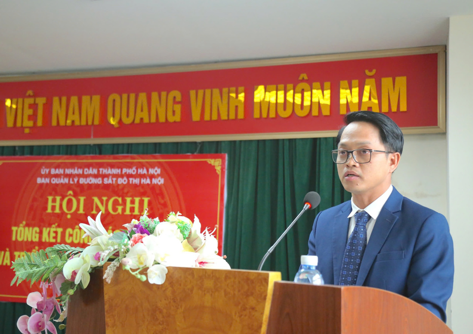 Ông Nguyễn Bá Sơn – Phó Giám đốc Ban Quản lý Đường sắt Đô thị Hà Nội báo cáo về công tác hoạt động của Ban năm 2024 và đề ra phương hướng nhiệm vụ năm 2025.
