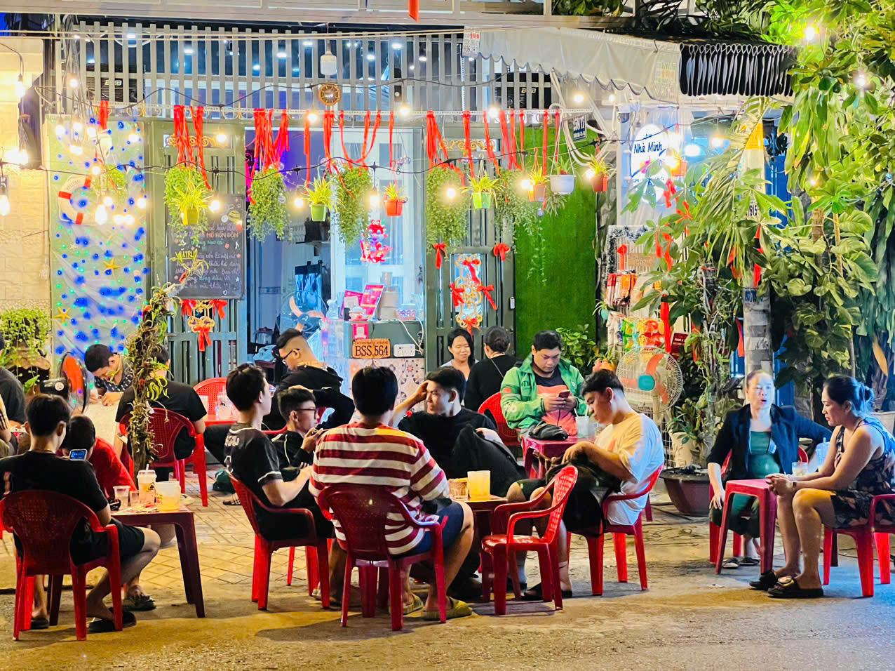 Hàng quán TP.HCM bán xuyên tết: Bạn có ở lại kiếm tiền khi lương nhân 3?- Ảnh 1. Hàng quán TP.HCM bán xuyên tết: Bạn có ở lại kiếm tiền khi lương nhân 3?- Ảnh 1.
