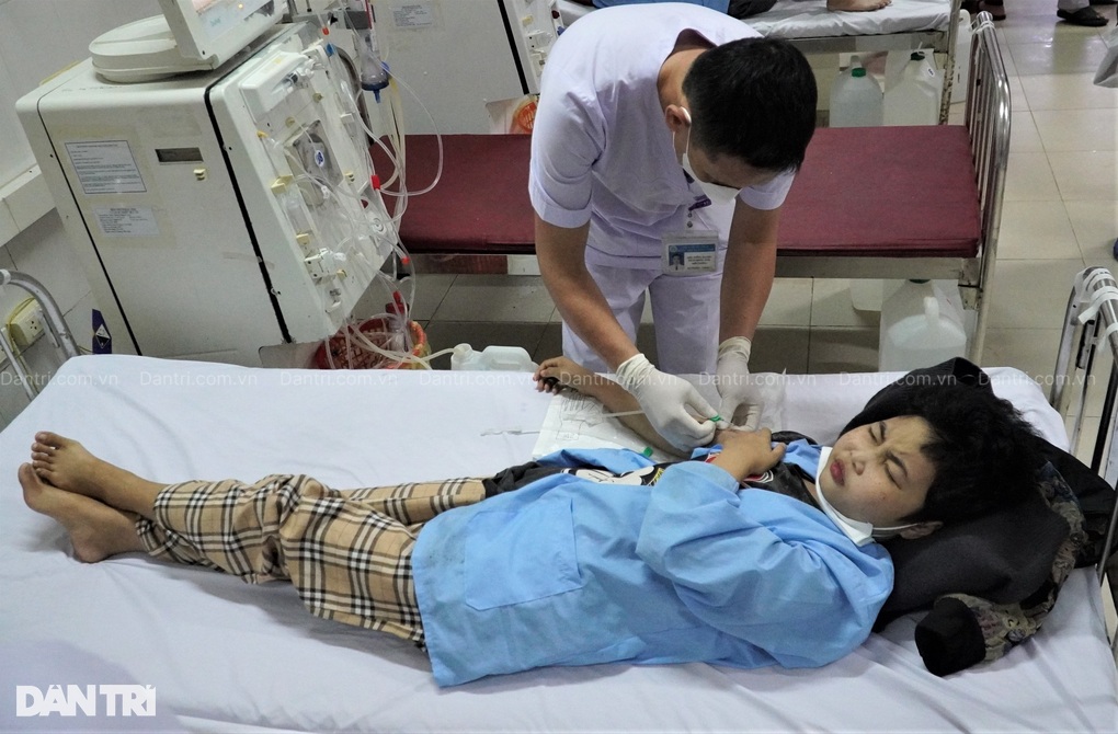 Bạn đọc Dân trí giúp đỡ nữ sinh bị suy thận gần 220 triệu đồng - 2 Bạn đọc Dân trí giúp đỡ nữ sinh bị suy thận gần 220 triệu đồng - 2