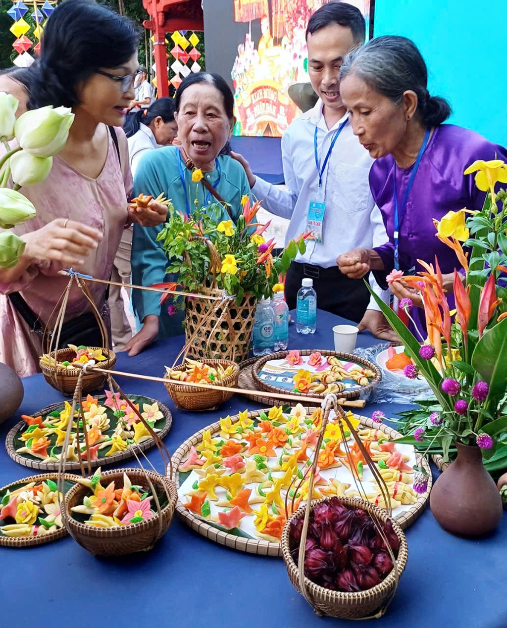 Giữ hương tết xưa: Bánh bắt đẹp đến mức... không nỡ ăn- Ảnh 1. Giữ hương tết xưa: Bánh bắt đẹp đến mức... không nỡ ăn- Ảnh 1.