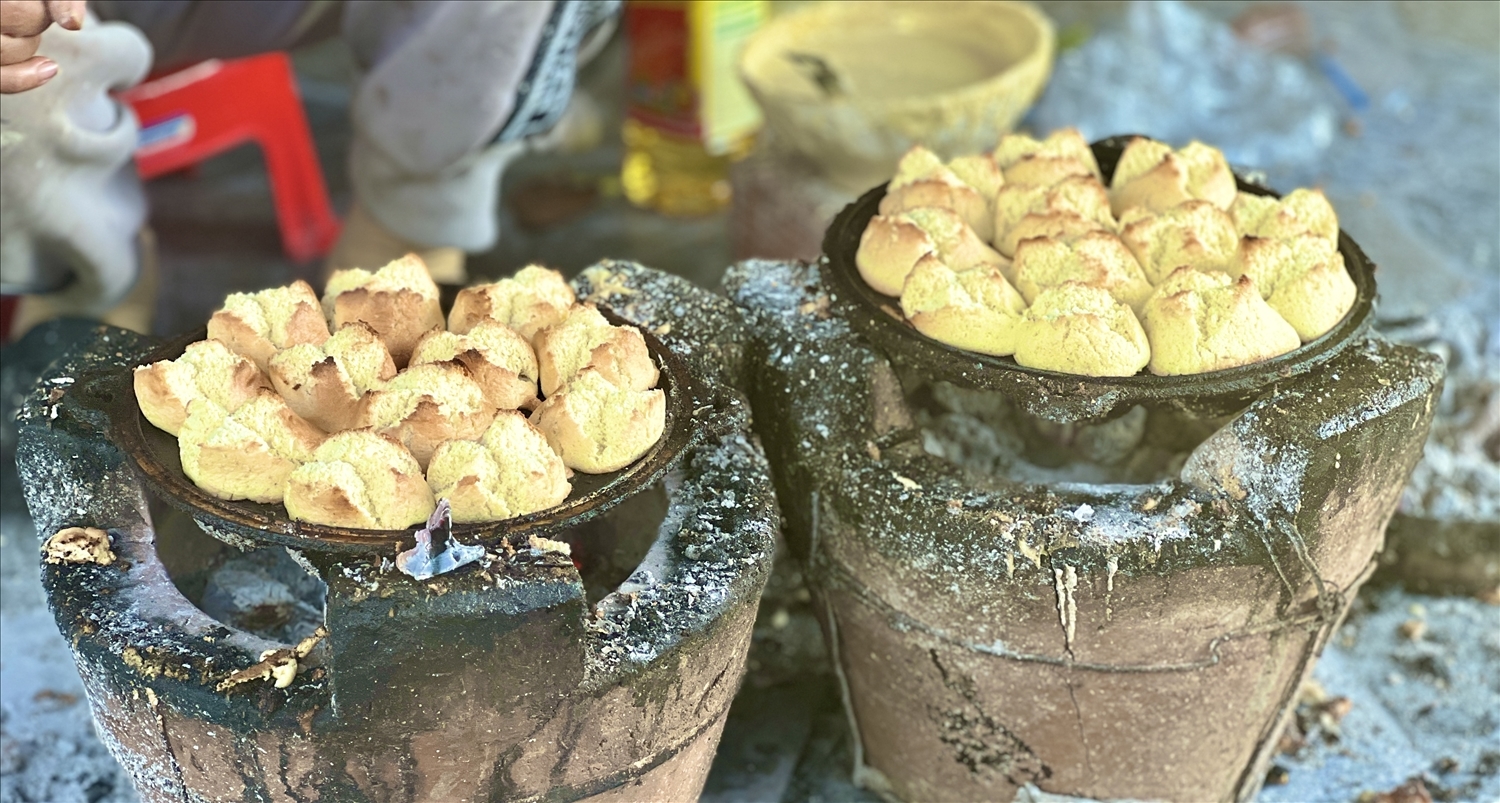 Bánh thuẫn có màu vàng nhạt, bung nở 5 cánh như hoa mai gọi xuân về Bánh thuẫn có màu vàng nhạt, bung nở 5 cánh như hoa mai gọi xuân về
