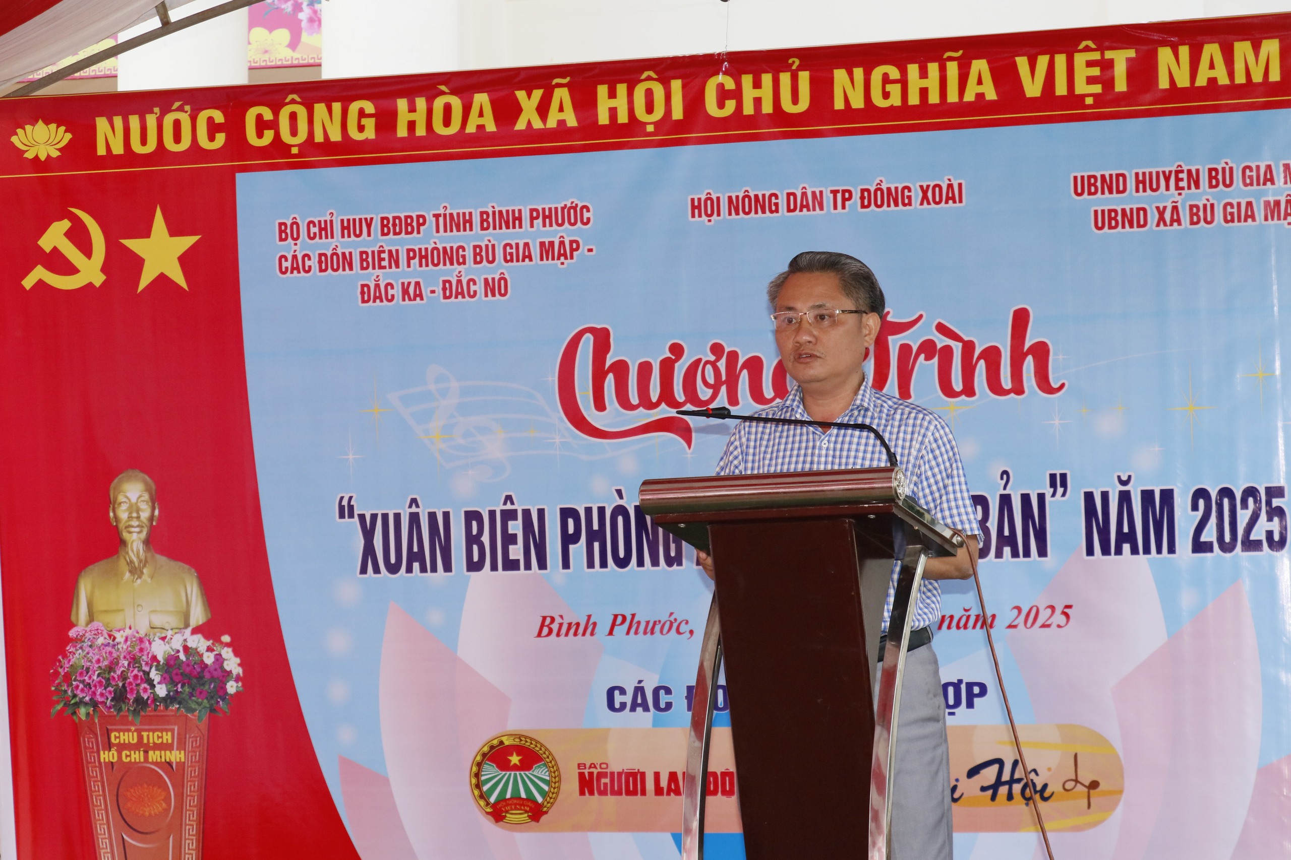 Báo Người Lao Động trao tặng cờ Tổ quốc, học bổng cho học sinh thiểu số ở Bình Phước- Ảnh 1. Báo Người Lao Động trao tặng cờ Tổ quốc, học bổng cho học sinh thiểu số ở Bình Phước- Ảnh 1.