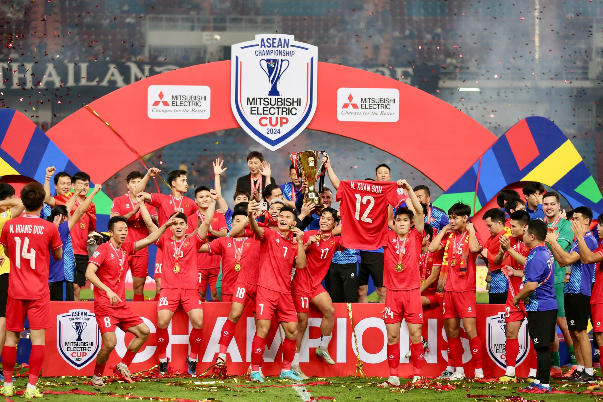 Báo chí khu vực nói gì về đội tuyển Việt Nam với chiến tích vô địch AFF Cup?- Ảnh 1. Báo chí khu vực nói gì về đội tuyển Việt Nam với chiến tích vô địch AFF Cup?- Ảnh 1.