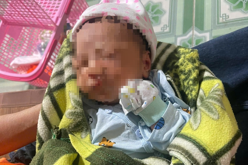 Bé gái sơ sinh bị bỏ rơi kèm tờ giấy cháu là học sinh, vì một lần lỡ dại - 1 Bé gái sơ sinh bị bỏ rơi kèm tờ giấy cháu là học sinh, vì một lần lỡ dại - 1