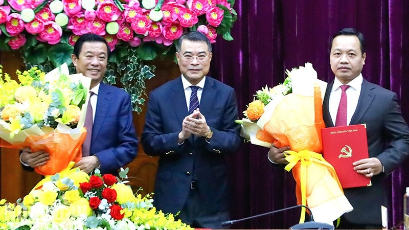 Trưởng Ban Tổ chức Trung ương Lê Minh Hưng trao Quyết định và tặng hoa cho 2 đồng chí nhận nhiệm vụ mới.