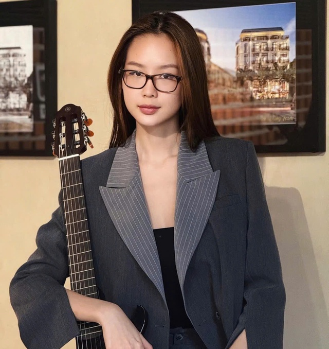 Blazer tối màu 'hack dáng' tối đa cho nàng xuống phố- Ảnh 1. Blazer tối màu 'hack dáng' tối đa cho nàng xuống phố- Ảnh 1.