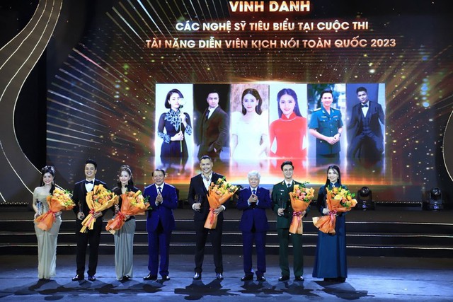 Bộ VHTTDL vinh danh nghệ sĩ tiêu biểu và một số cuốn sách nổi bật năm 2024 - Ảnh 3. Bộ VHTTDL vinh danh nghệ sĩ tiêu biểu và một số cuốn sách nổi bật năm 2024 - Ảnh 3.