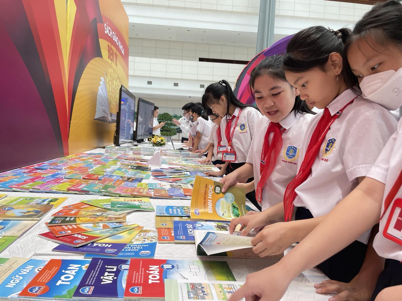 Bộ trưởng Nguyễn Kim Sơn trả lời kiến nghị thống nhất một bộ sách giáo khoa- Ảnh 1. Bộ trưởng Nguyễn Kim Sơn trả lời kiến nghị thống nhất một bộ sách giáo khoa- Ảnh 1.