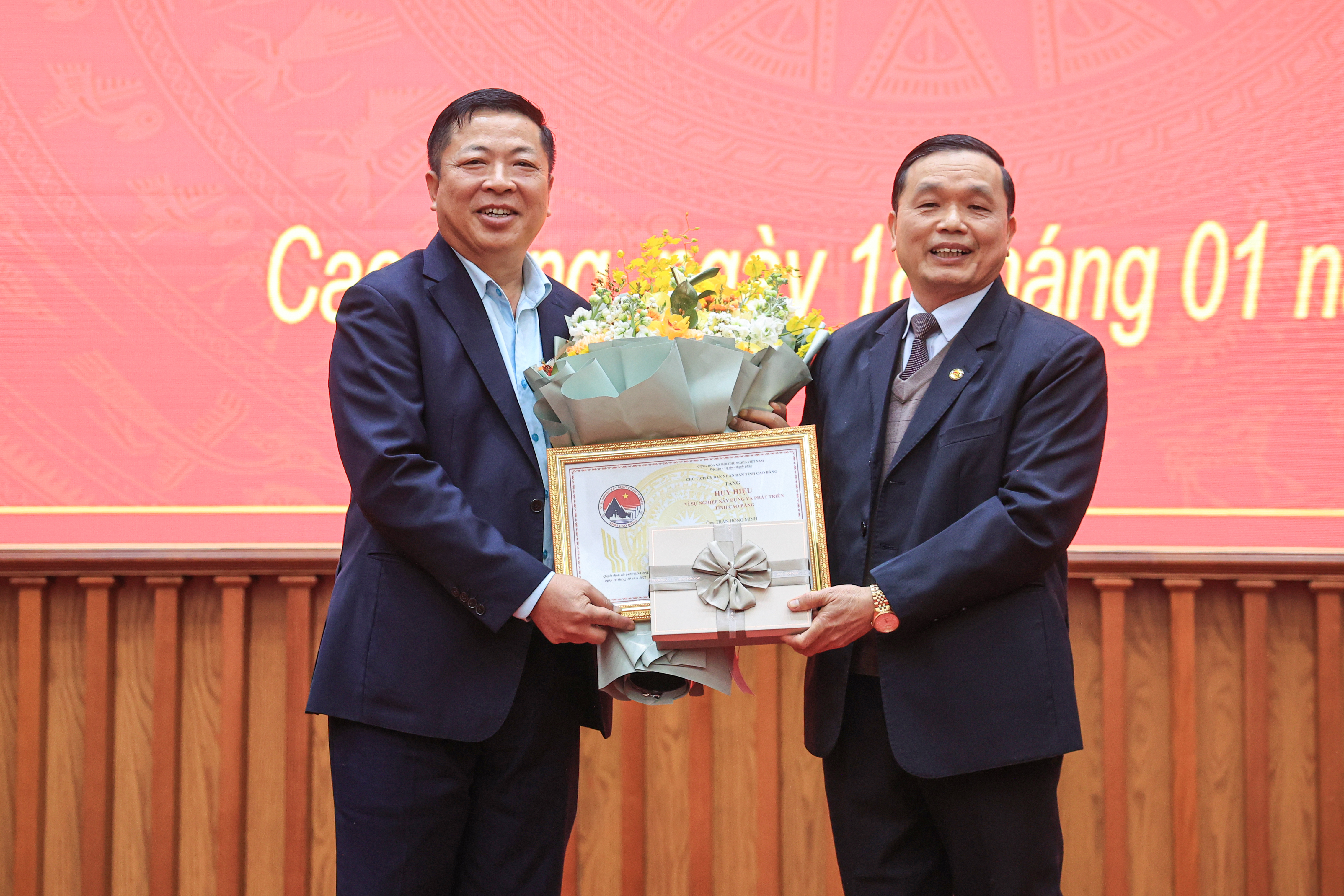 Bộ trưởng Trần Hồng Minh nhận Huy hiệu Bộ trưởng Trần Hồng Minh nhận Huy hiệu