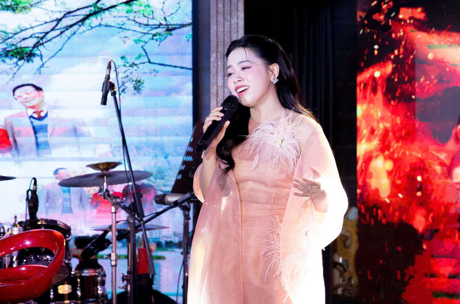 Bùi Huyền Trang ra MV ca ngợi vẻ đẹp Hà Nội- Ảnh 1. Bùi Huyền Trang ra MV ca ngợi vẻ đẹp Hà Nội- Ảnh 1.