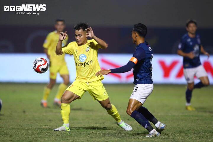CLB Thanh Hóa (áo vàng) phải thắng PSM Makassar của Indonesia ở lượt cuối.