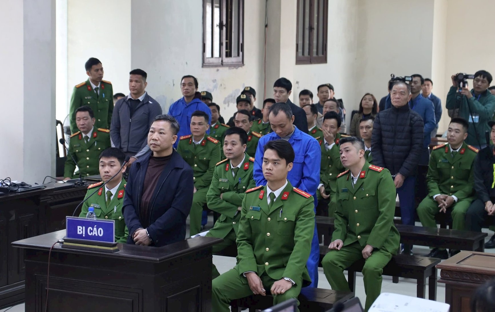 Các bị cáo Lưu Bình Nhưỡng, Lê Thanh Vân lĩnh án- Ảnh 1. Các bị cáo Lưu Bình Nhưỡng, Lê Thanh Vân lĩnh án- Ảnh 1.