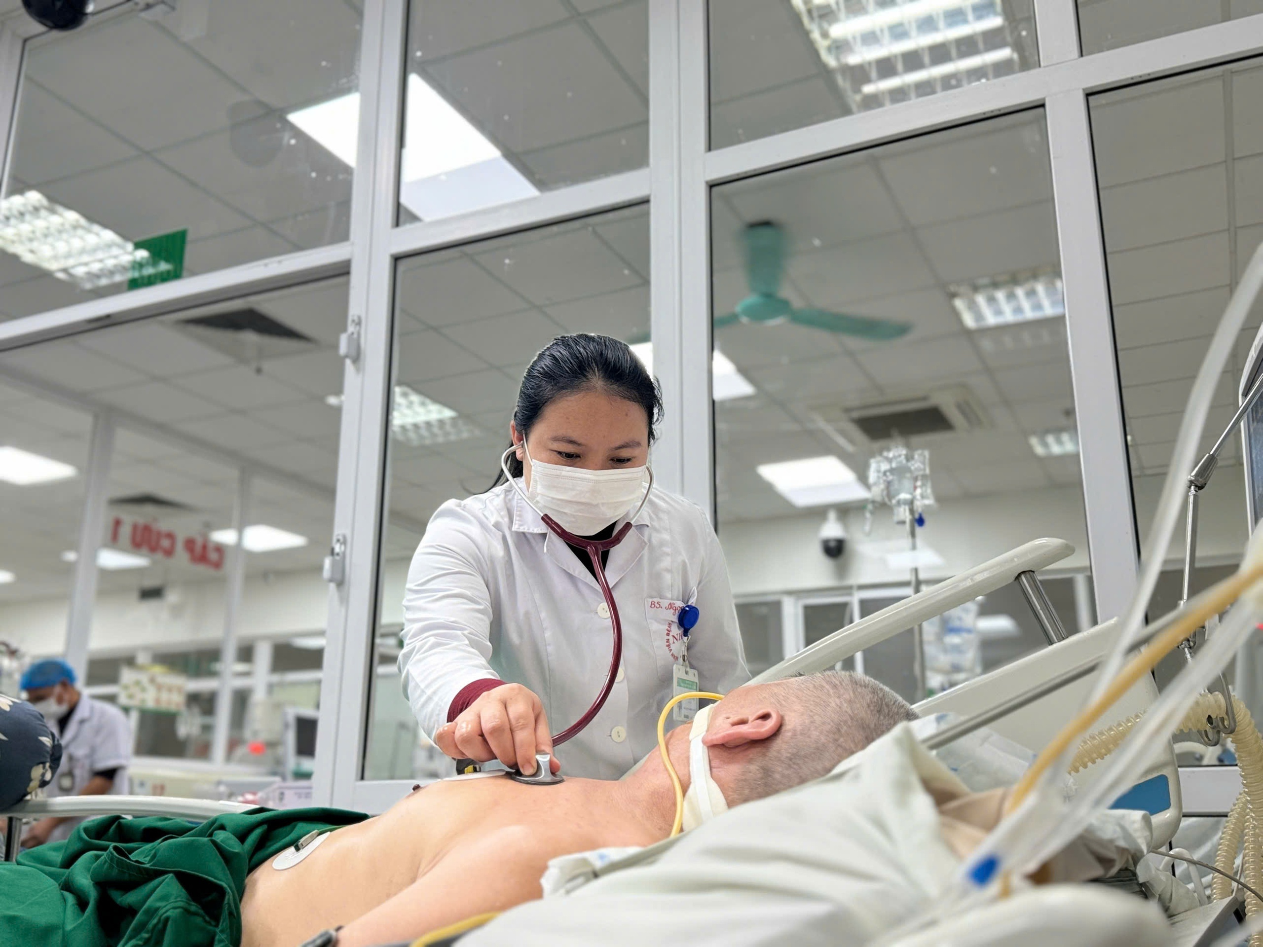 Cận Tết, nhiều ca viêm phổi nặng phải thở máy, lọc máu- Ảnh 1. Cận Tết, nhiều ca viêm phổi nặng phải thở máy, lọc máu- Ảnh 1.