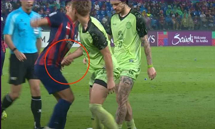 Hành động khiếm nhã khiến Bunmathan bị truất quyền thi đấu và nhận án phạt của AFC