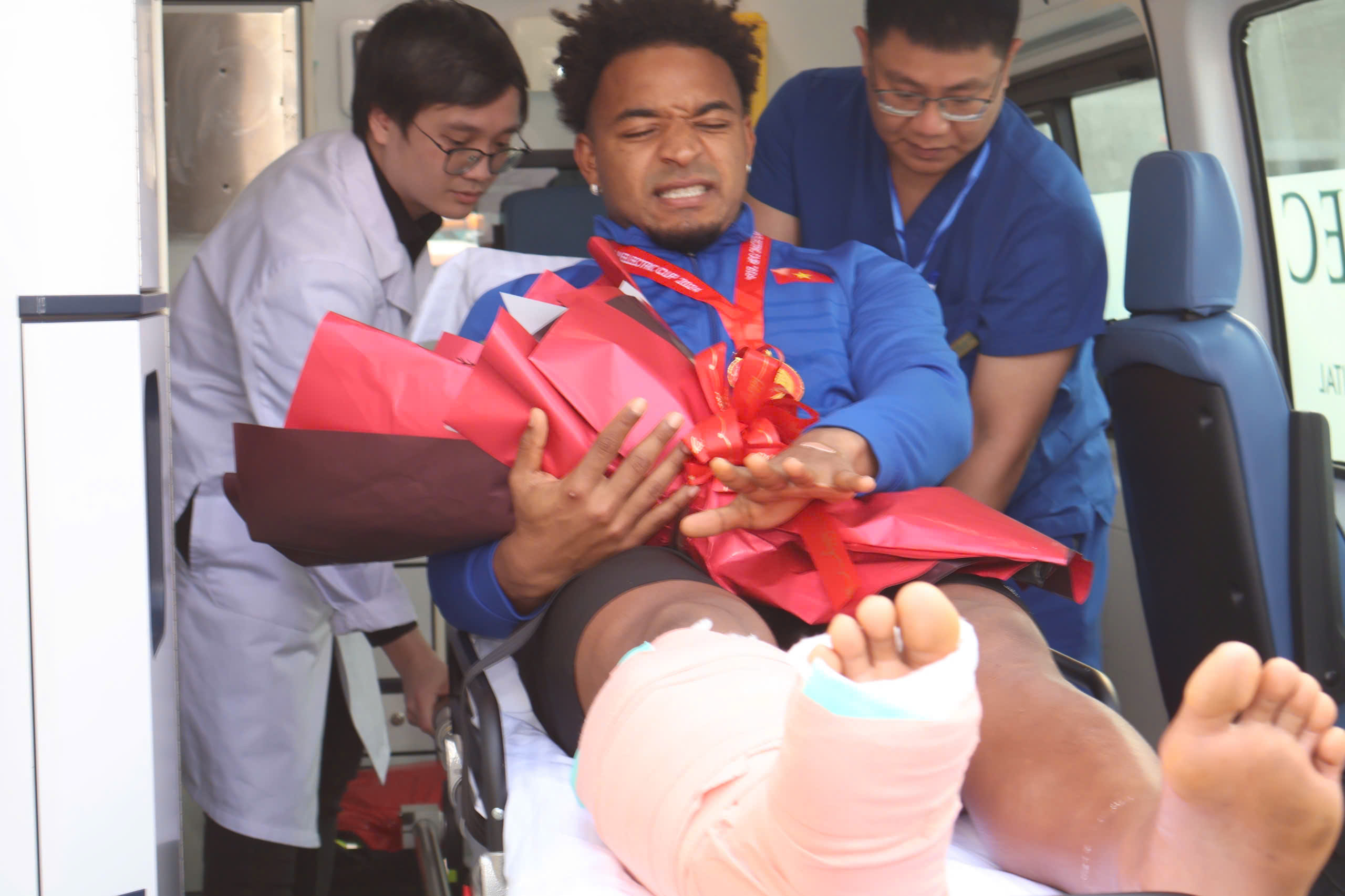Xuân Son vẫn còn rất đau đớn, phải phẫu thuật ngay tối 6.1: Chấn thương rất phức tạp- Ảnh 4. Xuân Son vẫn còn rất đau đớn, phải phẫu thuật ngay tối 6.1: Chấn thương rất phức tạp- Ảnh 4.