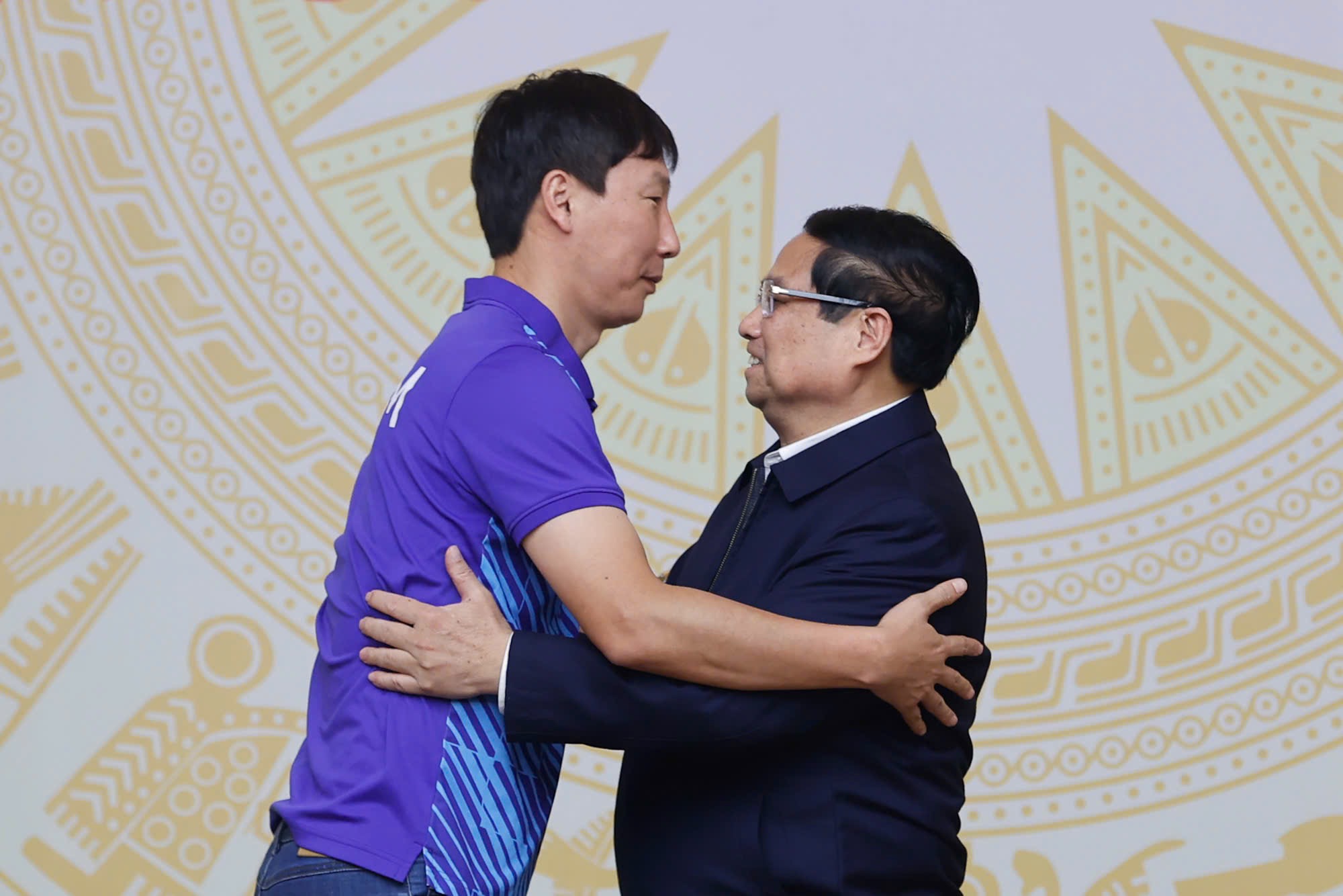 ‘Độc xà’ Kim Sang-sik giúp đội tuyển Việt Nam hái quả ngọt: Chân trời còn rộng mở!
- Ảnh 1. ‘Độc xà’ Kim Sang-sik giúp đội tuyển Việt Nam hái quả ngọt: Chân trời còn rộng mở!
- Ảnh 1.