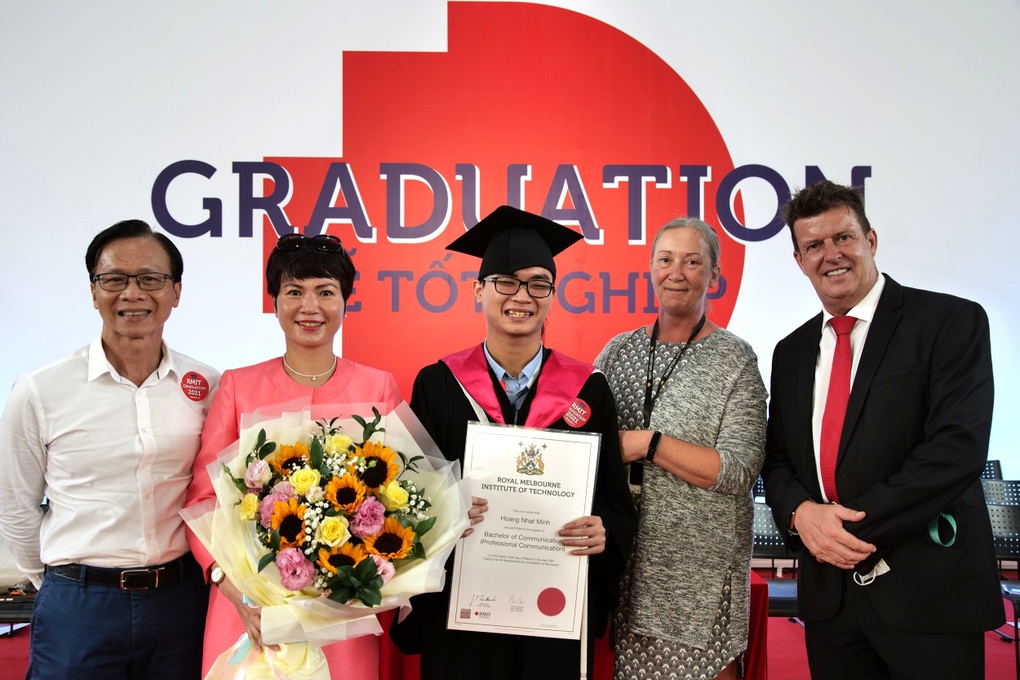 Chàng trai khiếm thị giành học bổng Úc: Ngoài mẹ, không ai tin tôi có thể - 1 Chàng trai khiếm thị giành học bổng Úc: Ngoài mẹ, không ai tin tôi có thể - 1